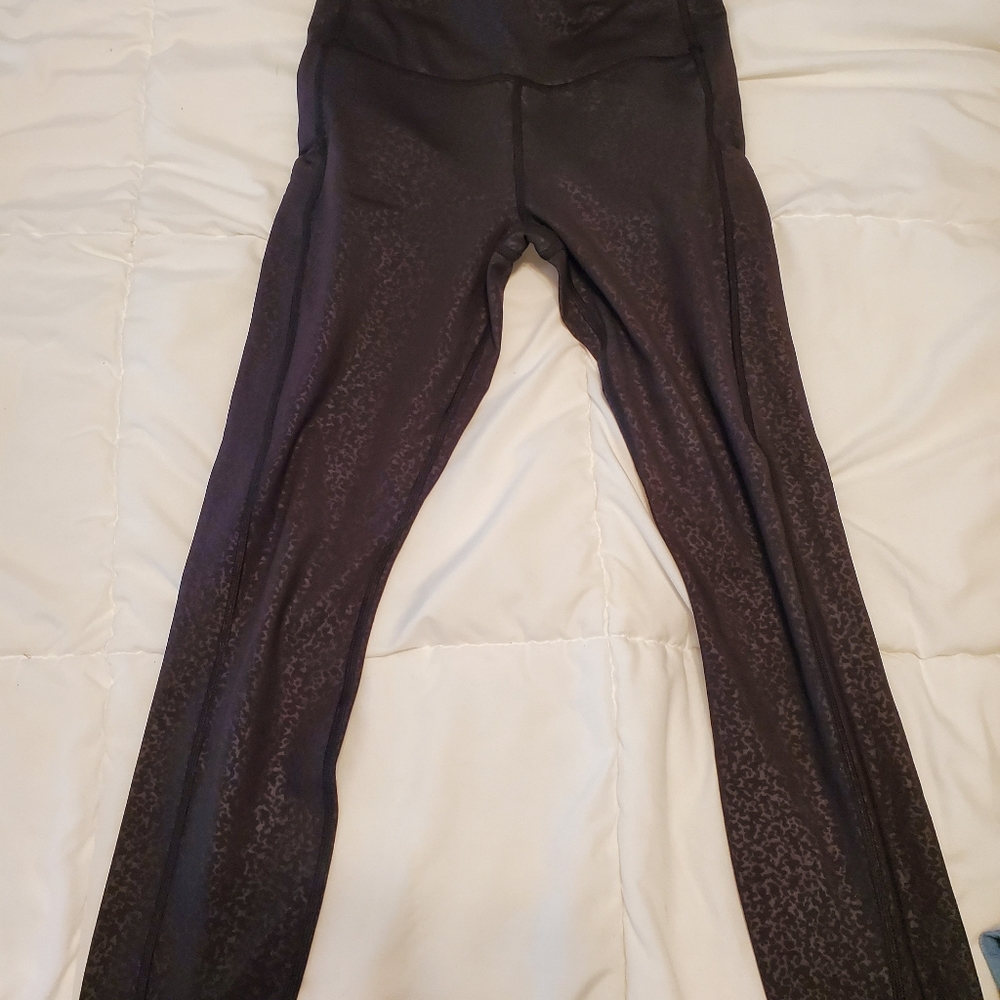 COPY - Athleta Embossed Ultimate Stash 7/8 Leggings XS